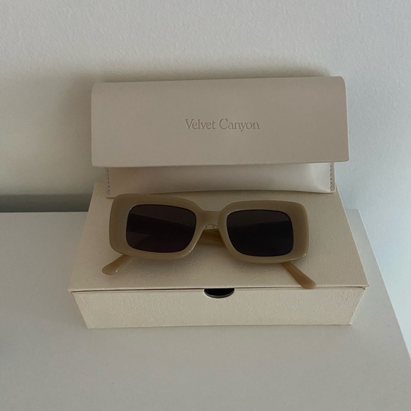 Velvet canyon tan retro sunglasses - Picture 3 of 7